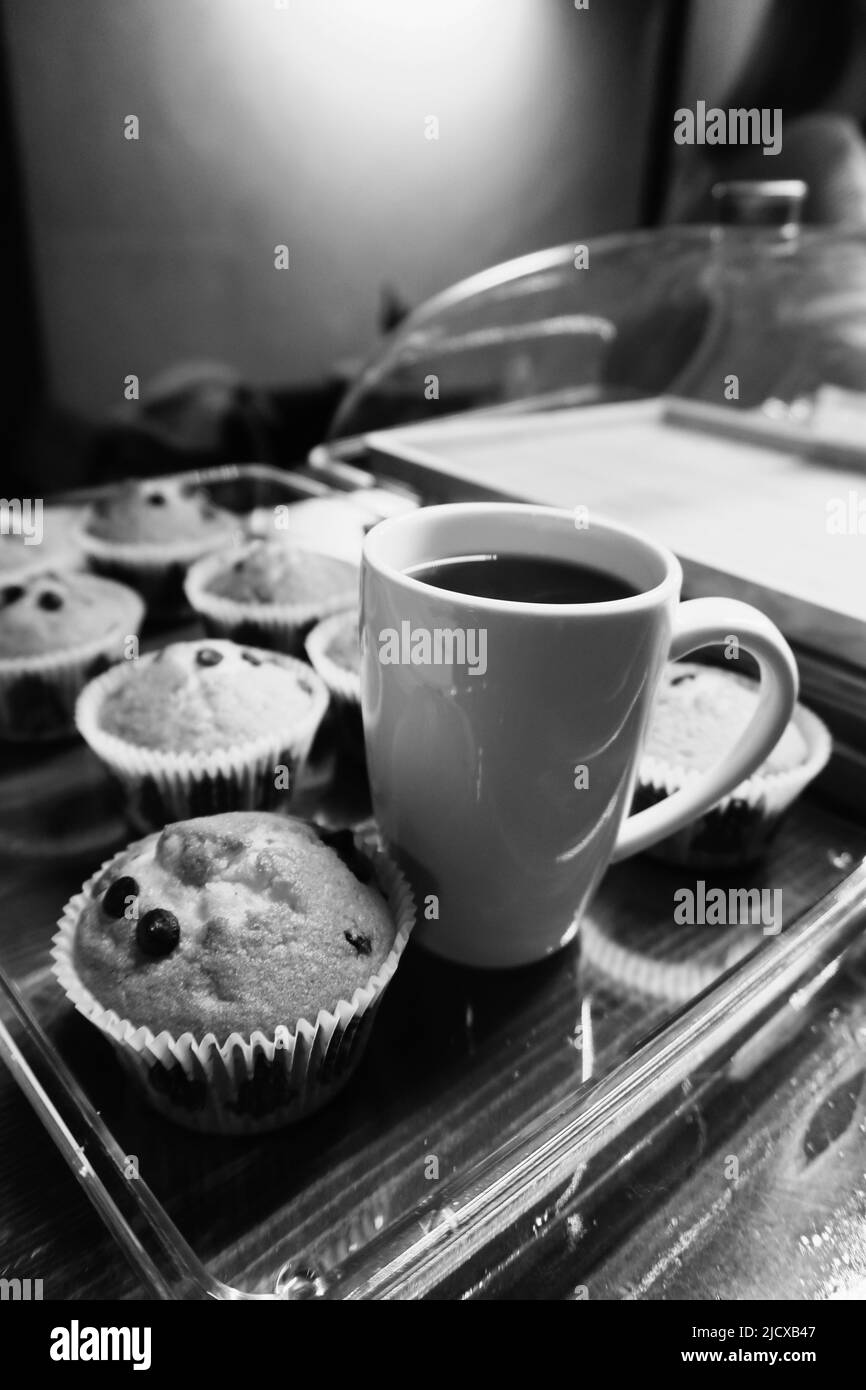Vista ravvicinata della torta da tazza e del caffè da filtro Foto Stock