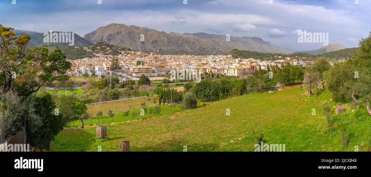 Vista panoramica della città di Pollenca in località montagnose, Pollenca, Maiorca, Isole Baleari, Spagna, Mediterraneo, Europa Foto Stock