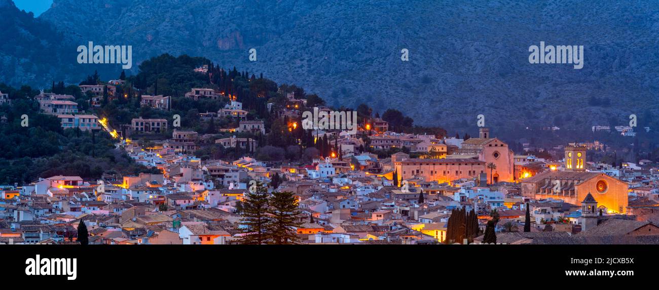 Vista delle chiese e dei tetti di Pollenca con montagna sullo sfondo al tramonto, Pollenca, Maiorca, Isole Baleari, Spagna, Mediterraneo, Europa Foto Stock