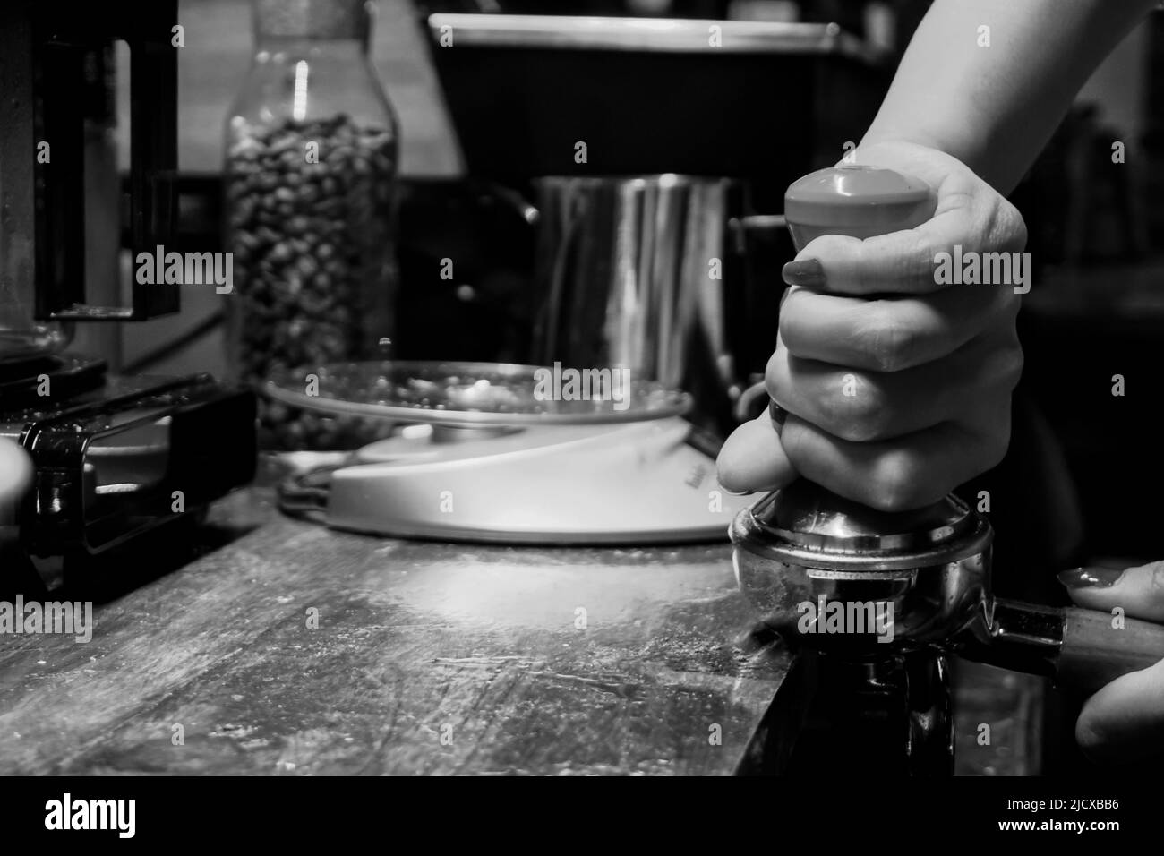 Vista ravvicinata del caffè stampato dal barista Foto Stock