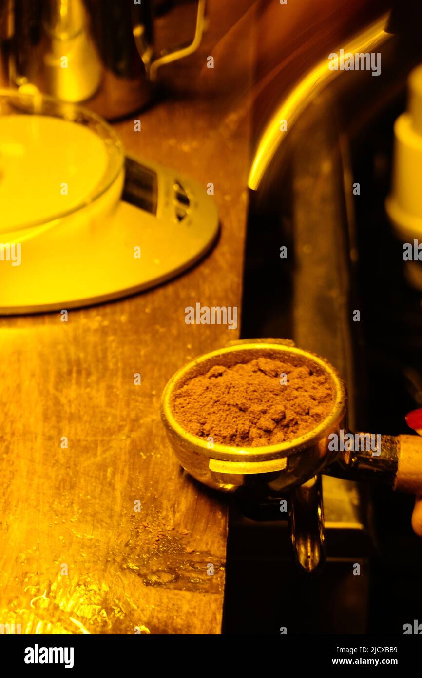 Vista ravvicinata del caffè stampato dal barista Foto Stock