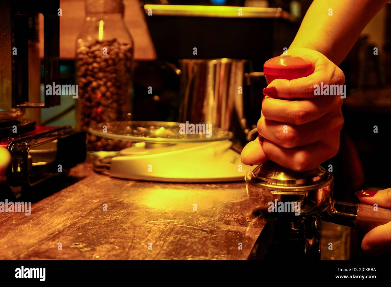 Vista ravvicinata del caffè stampato dal barista Foto Stock