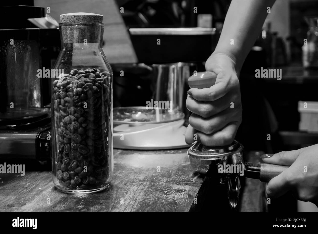 Vista ravvicinata del caffè stampato dal barista Foto Stock