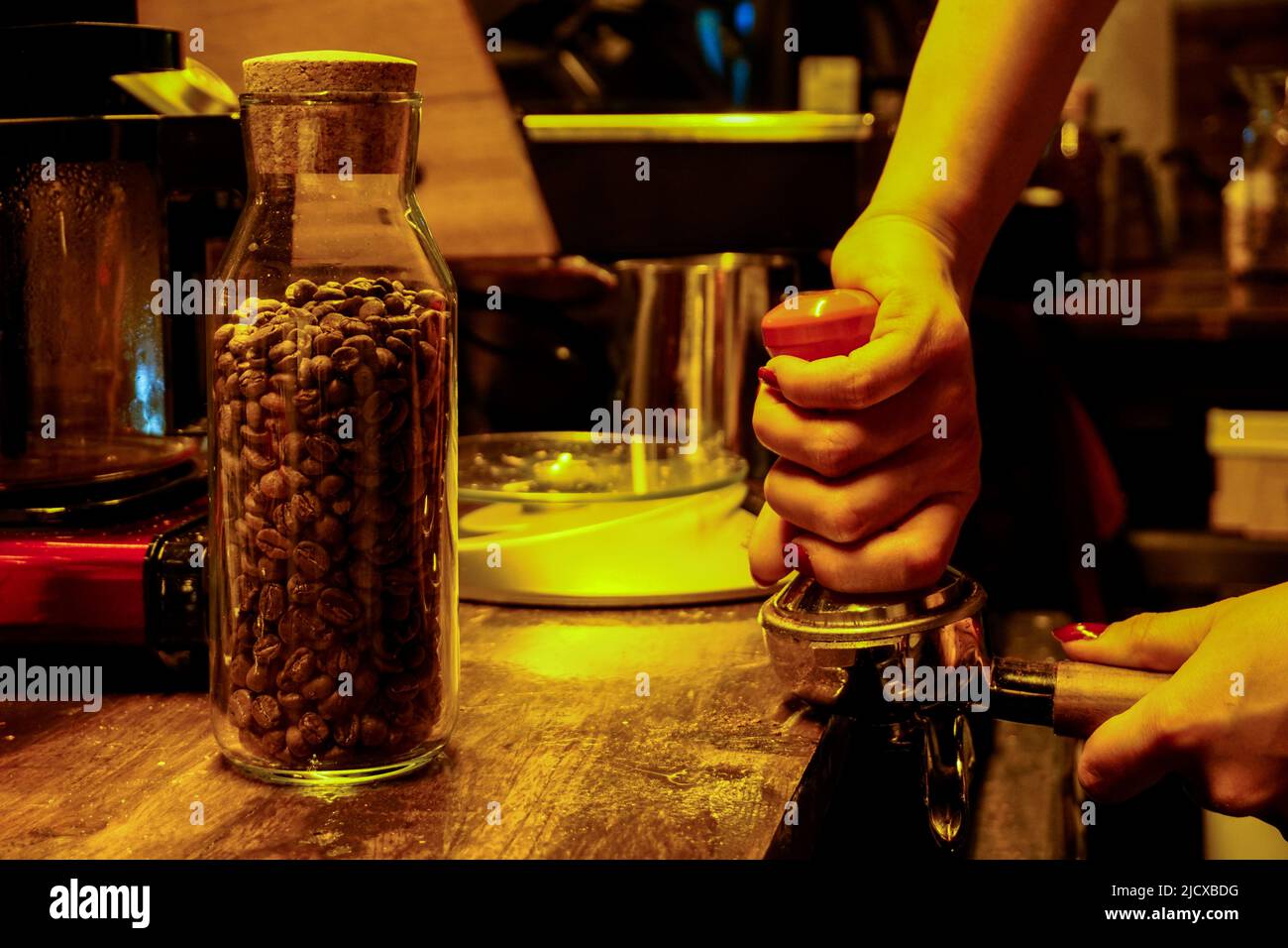 Vista ravvicinata del caffè stampato dal barista Foto Stock