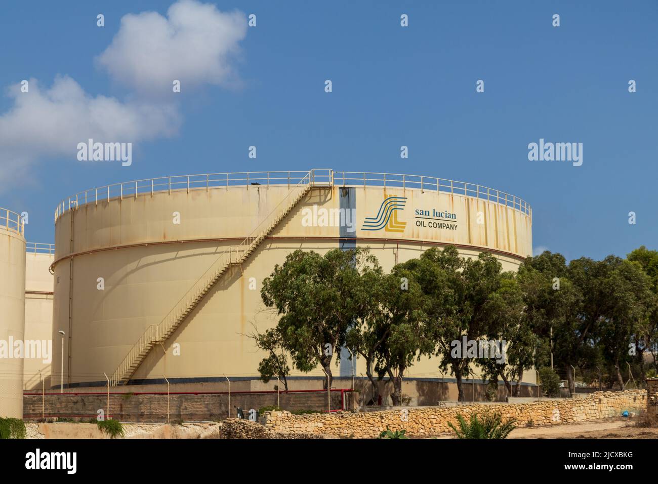 Serbatoio di stoccaggio dell'olio a Birzebbuga Foto Stock