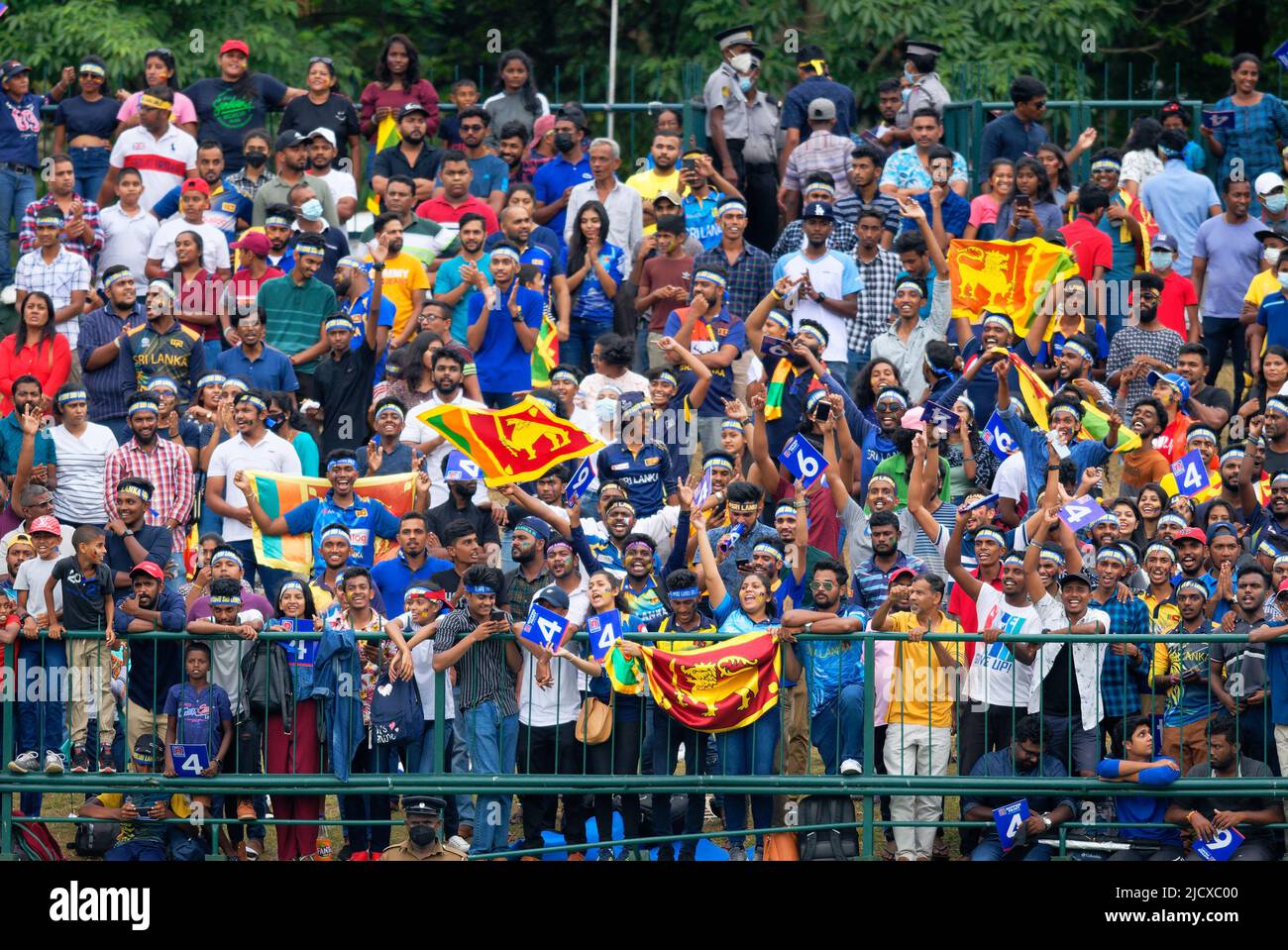 Kandy, Sri Lanka. 16th giugno 2022. I fan di Cricket si rallegrano del sostegno della squadra di cricket dello Sri Lanka durante la partita di cricket ODI 2nd tra Sri Lanka e Australia al Pallekele International Cricket Stadium di Kandy il 16th giugno 2022. Viraj Kothalwala/Alamy Live News Foto Stock