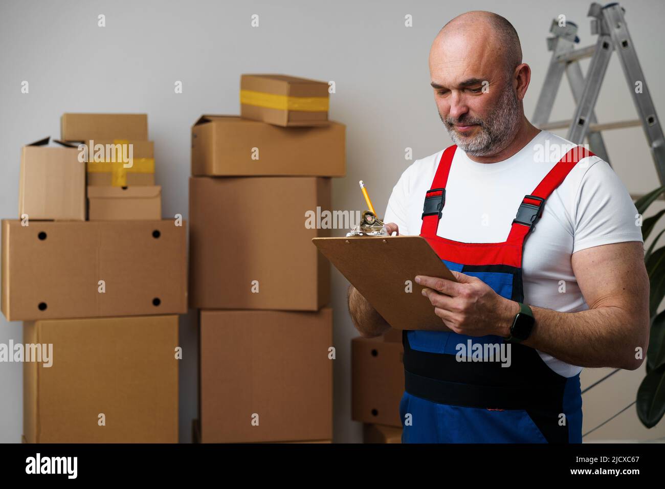 L'uomo di mezza età si mover in uniforme facendo note sugli appunti Foto Stock