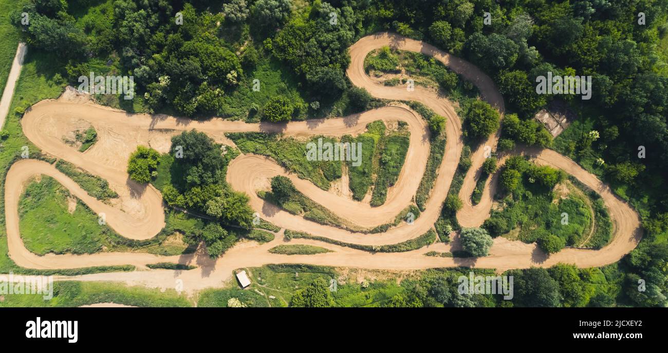 Pista di motocross nel mezzo di una verde campagna. Colpo drone orizzontale. Foto di alta qualità Foto Stock