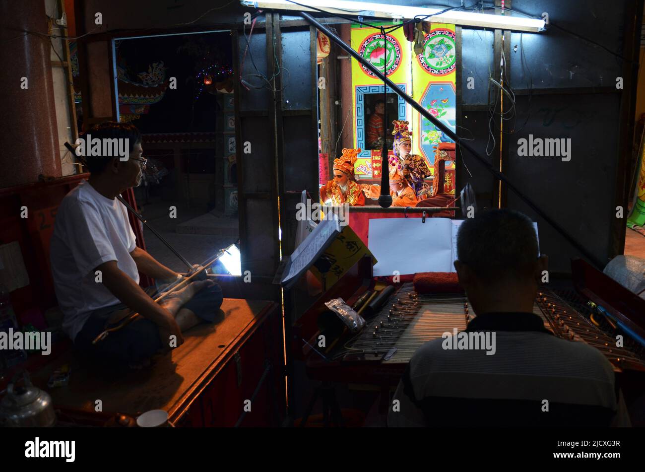 Il popolo tailandese di discendenza cinese suona strumenti musicali cantando canzoni per recitare la tradizionale opera classica cinese contemporanea per mostrare la gente locale Foto Stock