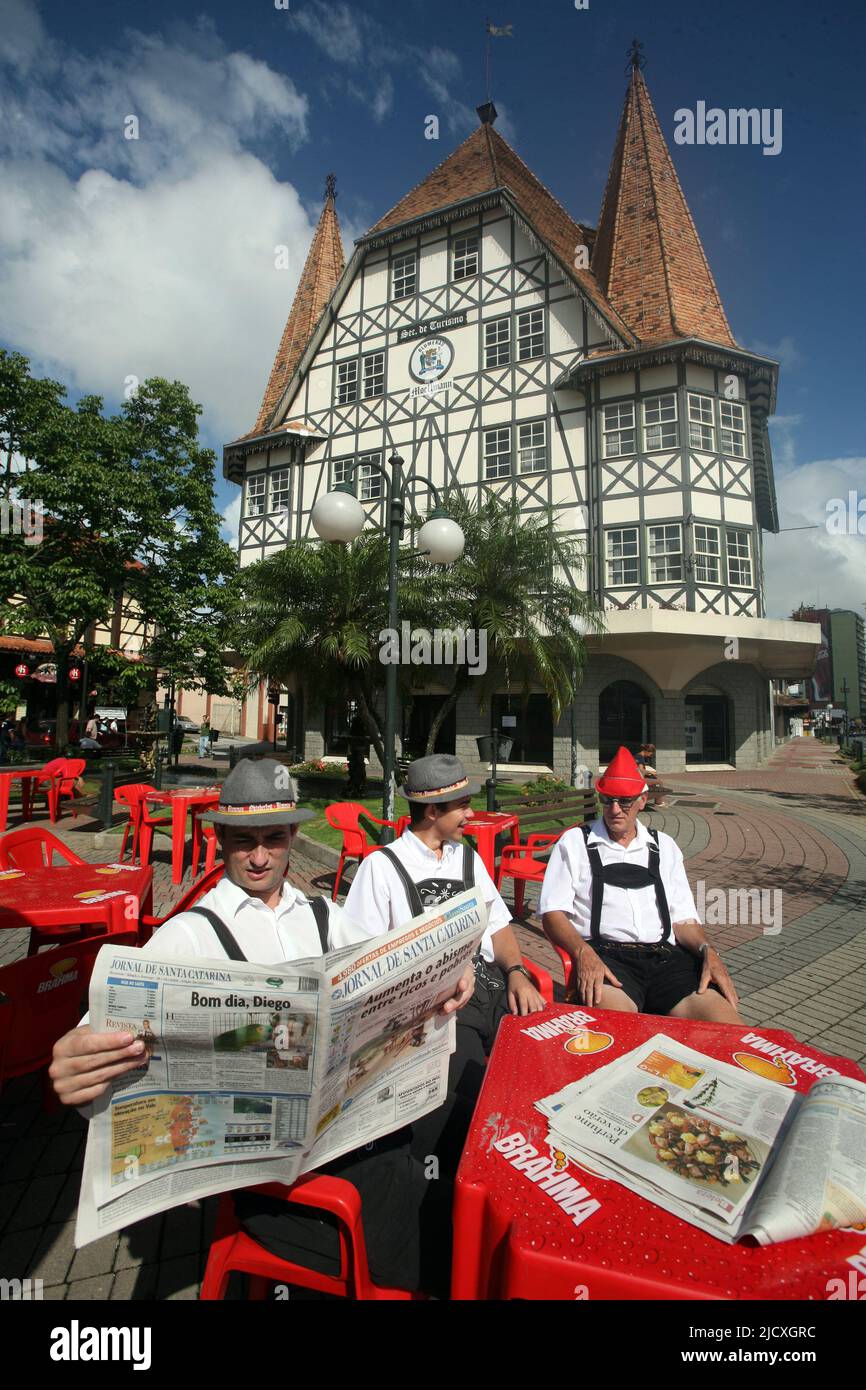 Brasile, uomini su un terrazzo a Joinville, un tradizionale villaggio tedesco di immigrati dove l'influenza coloniale è ancora molto apparente oggi. Foto Stock