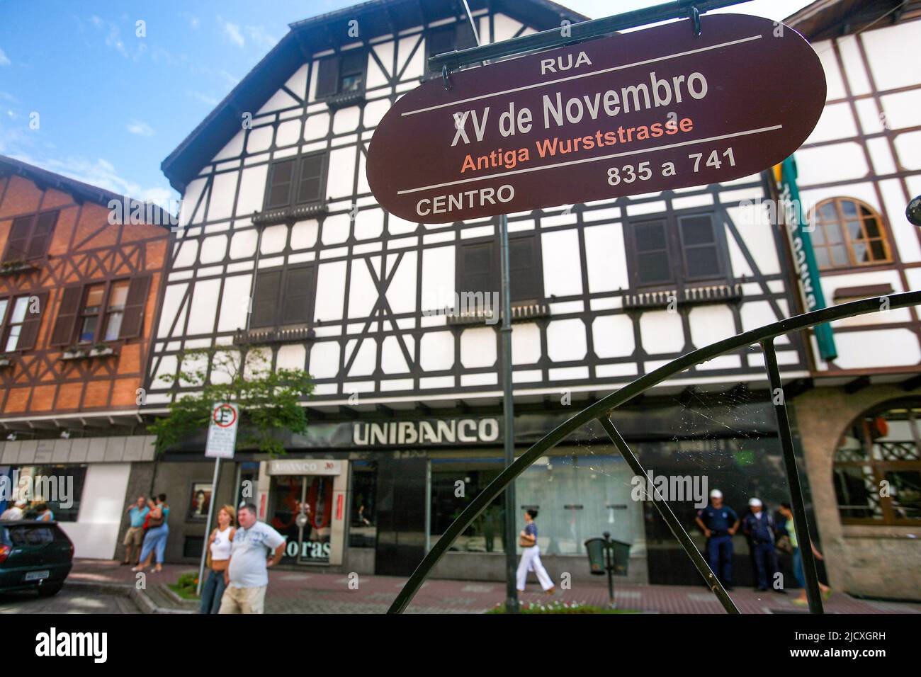 Brasile, le stemetplate sono bilingui a Joinville, un tradizionale villaggio tedesco di immigrati dove l'influenza coloniale è ancora molto apparente oggi. Foto Stock