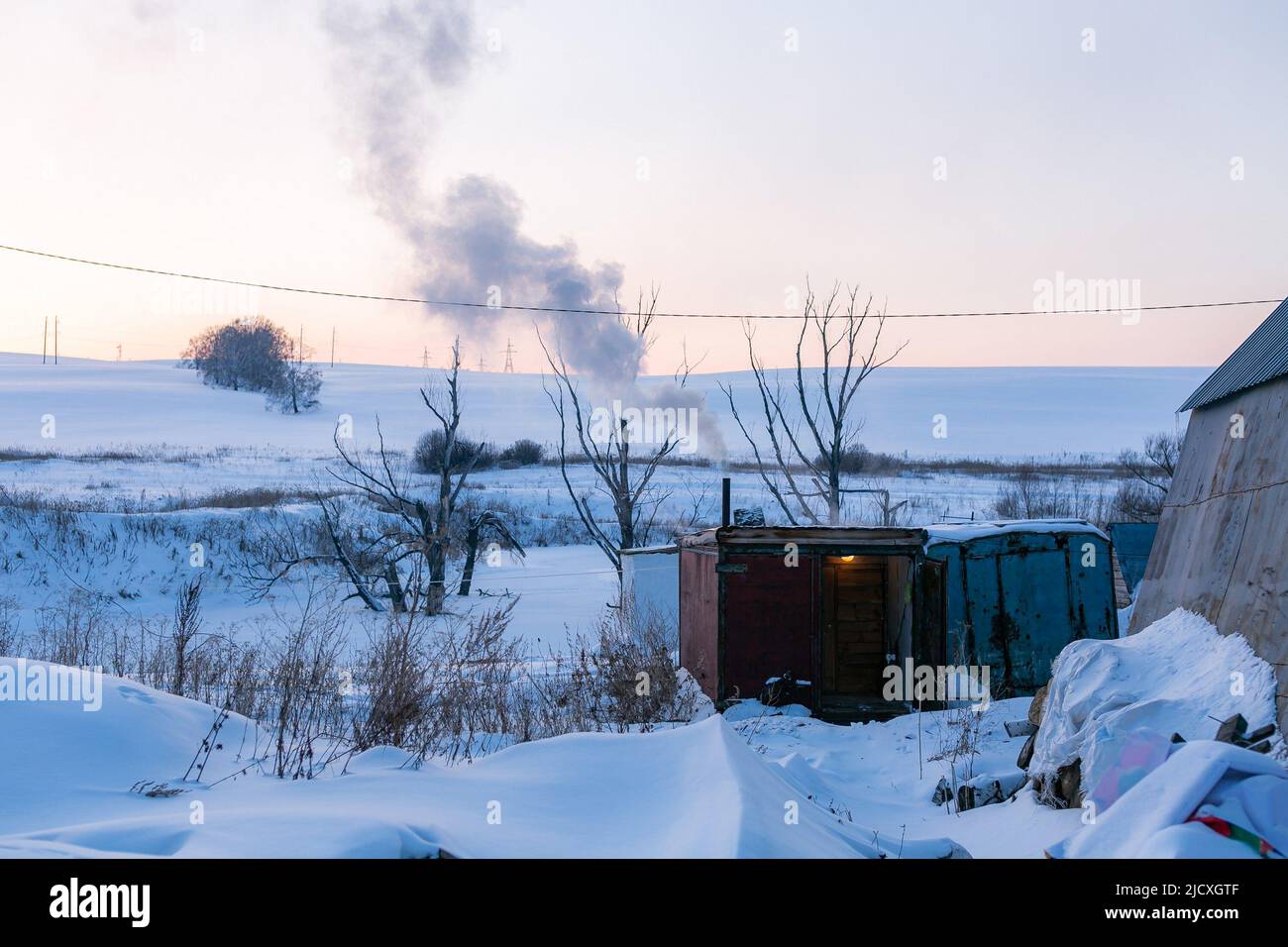 Paesaggio mozzafiato villaggio in russia in inverno Foto Stock