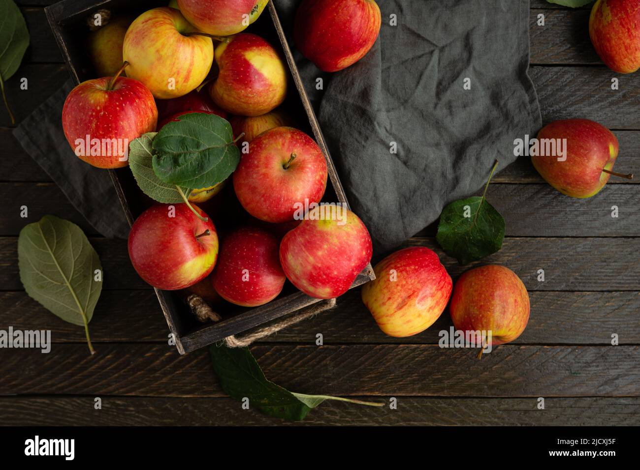Mela rossa e gialla in gabbia di legno alimentare vista dall'alto concetto autunnale Foto Stock