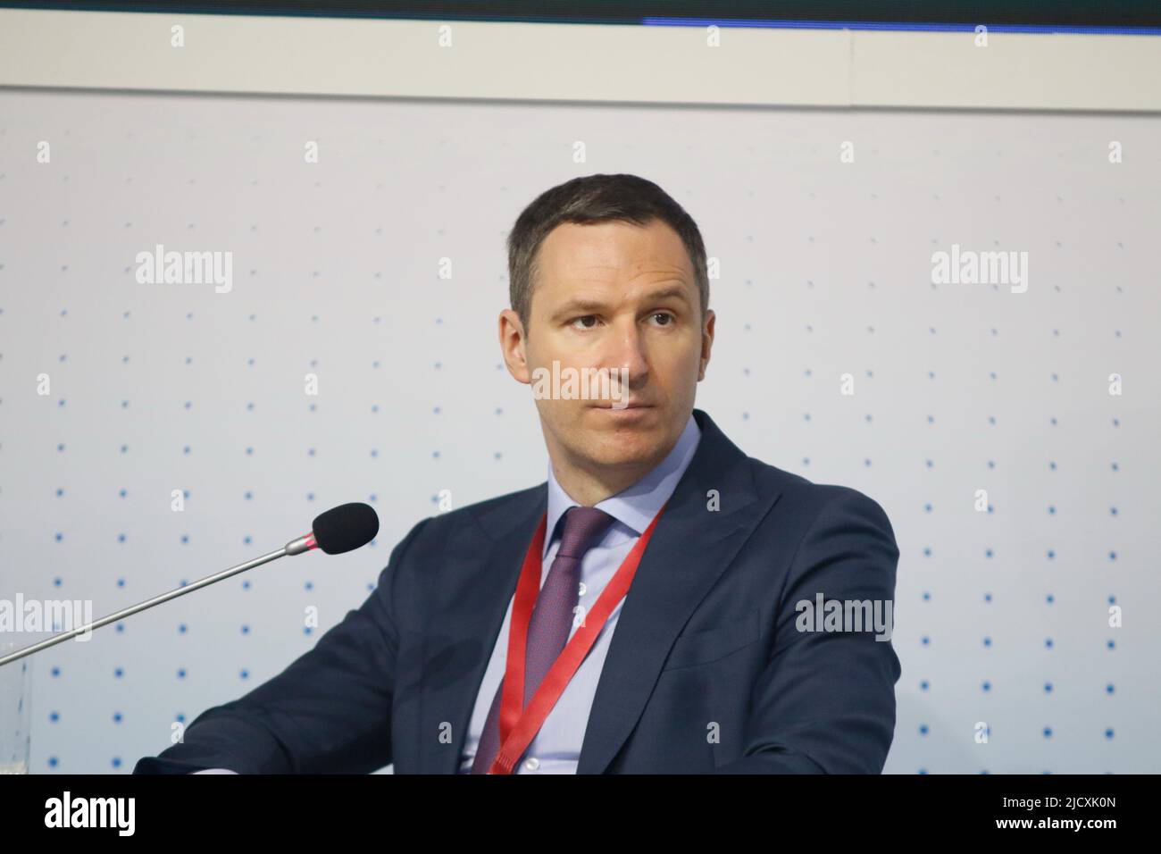 San Pietroburgo, Russia. 15th giugno 2022. Denis Butsayev, Direttore Generale, operatore ambientale russo Public Law Company parla durante una sessione 'risparmio di risorse e il futuro ecologico della Russia come i giovani lo vedono' nel quadro del Forum economico Internazionale di San Pietroburgo 2022 (SPIEF 2022). Credit: SOPA Images Limited/Alamy Live News Foto Stock