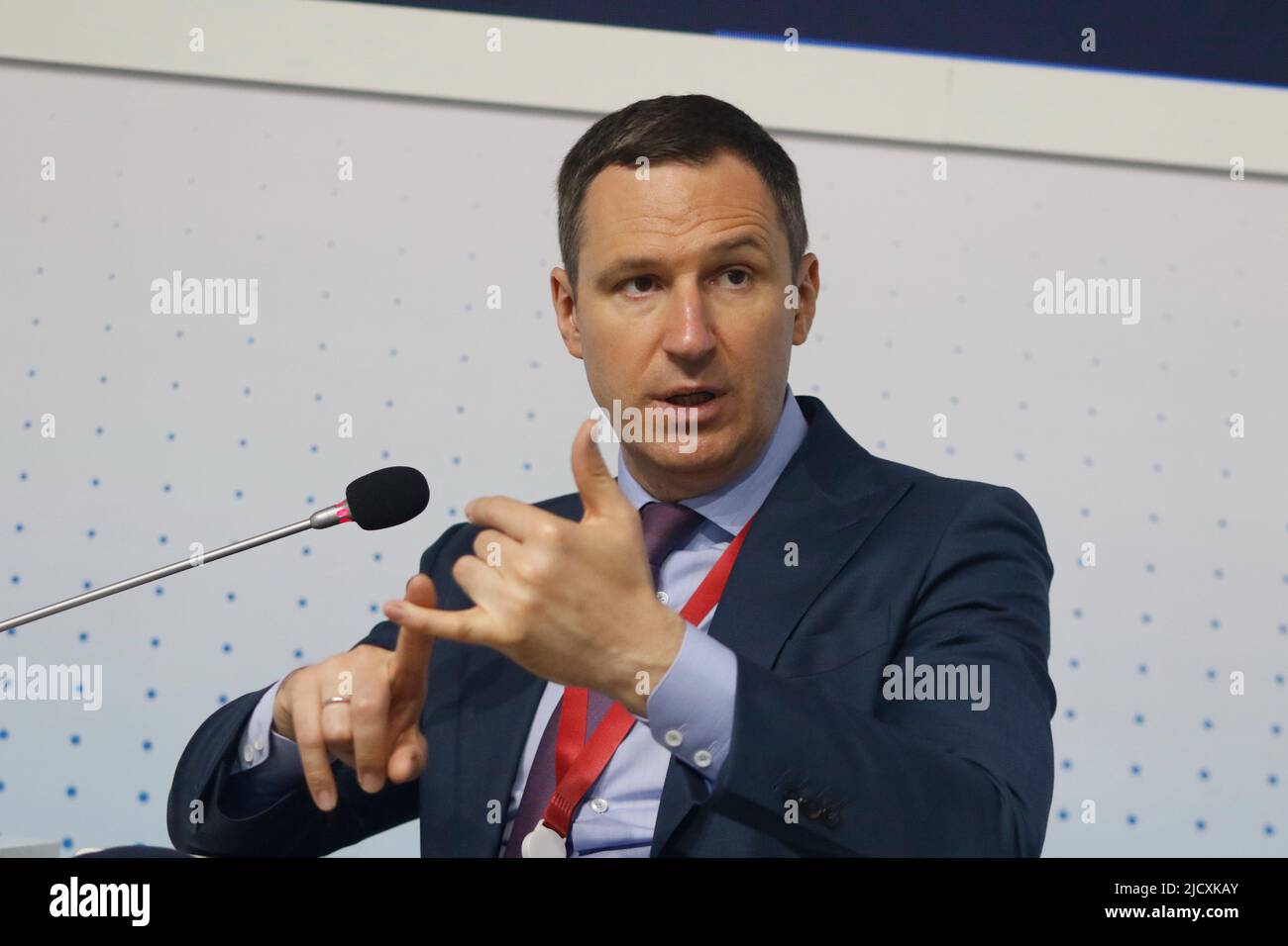 San Pietroburgo, Russia. 15th giugno 2022. Denis Butsayev, Direttore Generale, operatore ambientale russo Public Law Company parla durante una sessione 'risparmio di risorse e il futuro ecologico della Russia come i giovani lo vedono' nel quadro del Forum economico Internazionale di San Pietroburgo 2022 (SPIEF 2022). (Foto di Kashkkkovskij/Sipa USA) Credit: Sipa USA/Alamy Live News Foto Stock