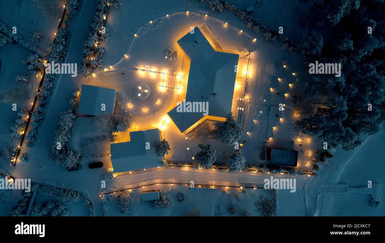 Illuminazione della casa dal drone in inverno Foto Stock