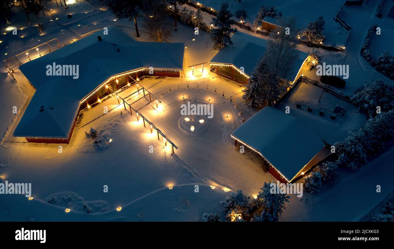 Bella casa gialla illuminazione catturata dal drone Foto Stock