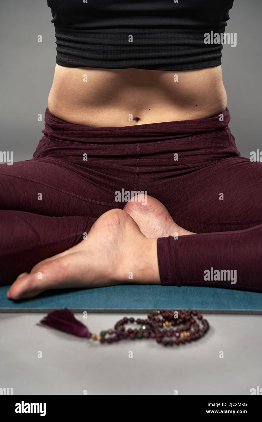 Giovane allenatore yoga donna che esegue pranayama (esercizi di respirazione) Foto Stock