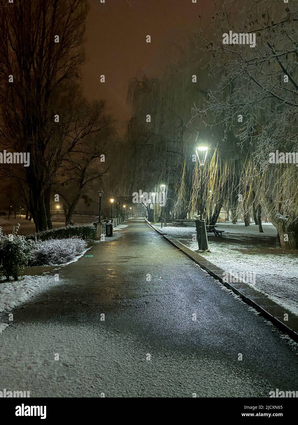 Fiume Porsuk ghiacciato a Eskisehir al parco Kanlikavak nelle scene notturne della neve Foto Stock