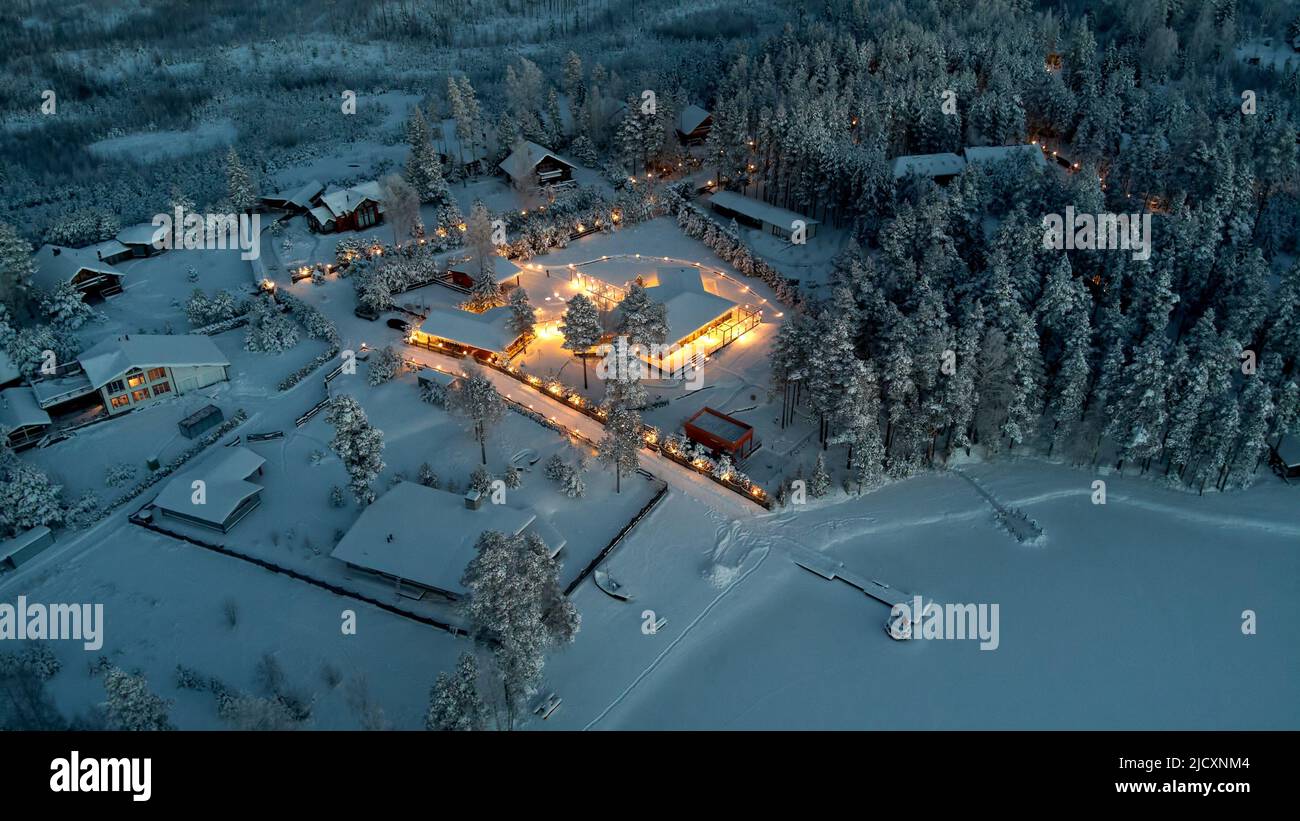 Illuminazione casa villaggio in inverno dal drone Foto Stock