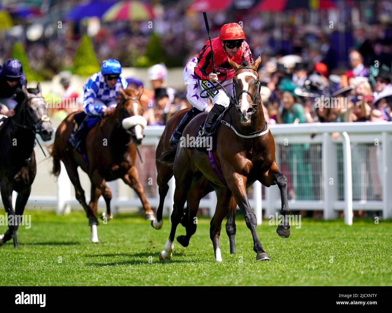 Il ridler cavalcato dal jockey Paul Hanagan (a destra) sulla loro strada per vincere i Norfolk Stakes durante il giorno tre del Royal Ascot a Ascot Racecourse. Data foto: Giovedì 16 giugno 2022. Foto Stock