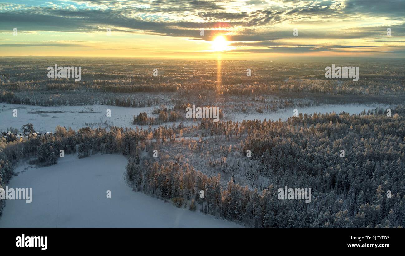 Bellissimo sole e cielo in inverno in Russia Foto Stock