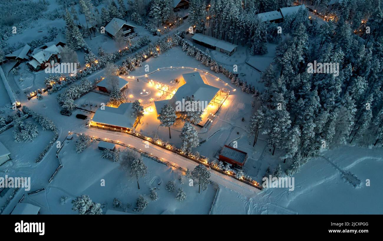 Splendide luci della casa d'inverno dal drone Foto Stock
