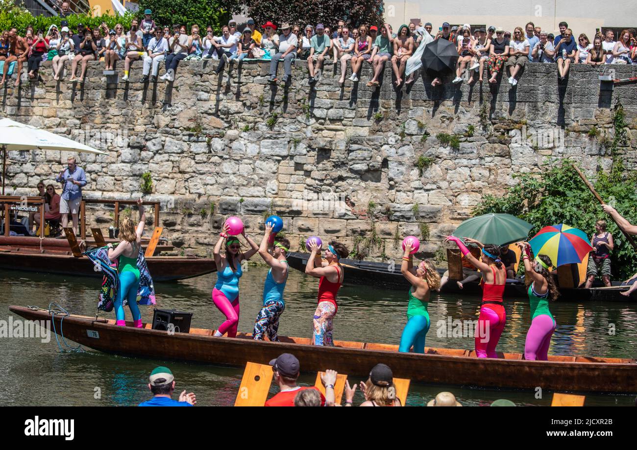 16 giugno 2022, Baden-Wuerttemberg, Tübingen: Prima dell'inizio della gara di punt sul Neckar, varie squadre presentano i loro costumi in un concorso di costumi. Questa squadra ha scelto il motto 80·per sé. Dopo una pausa di due anni a causa della corona, quest'anno ancora circa 40 puntini con otto persone a bordo ciascuno gareggerà in una gara sul Neckar. Foto: Christoph Schmidt/dpa Foto Stock