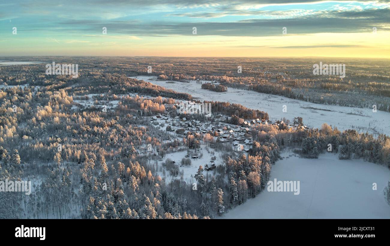 Bellissimi raggi del sole in inverno che toccano le cime degli alberi Foto Stock