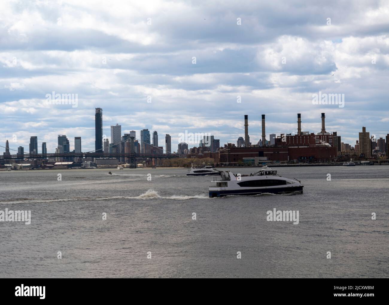 Piccolo traghetto blu per passeggeri, East River New York Foto Stock