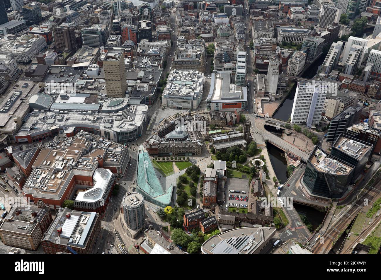 Vista aerea del centro di Manchester: Cathedral Gardens, National Football Museum (Green Bldg), Manchester Cathedral & Glade of Light Memorial Park Foto Stock