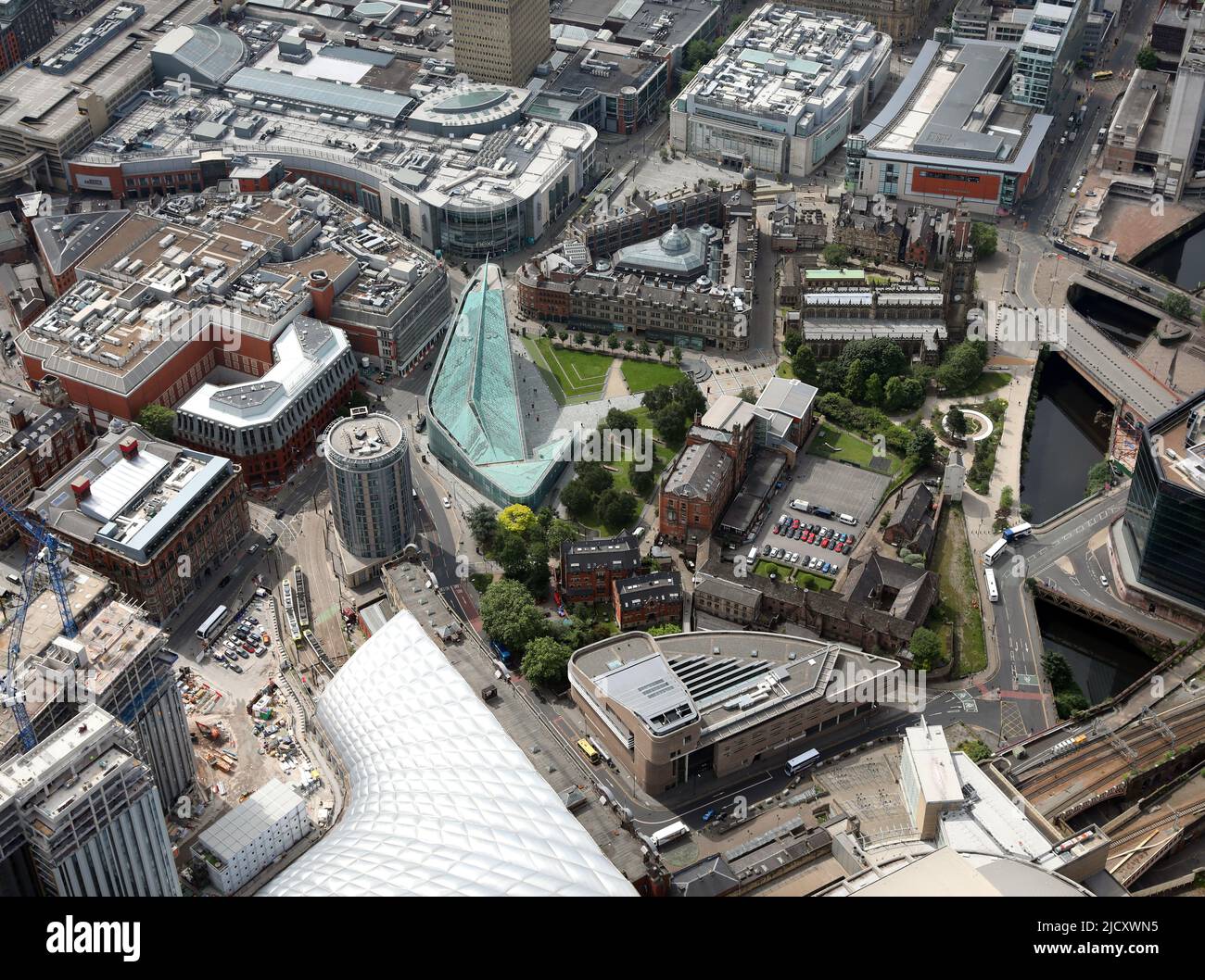 Vista aerea del centro di Manchester: Cathedral Gardens, National Football Museum (Green Bldg), Manchester Cathedral & Glade of Light Memorial Park Foto Stock
