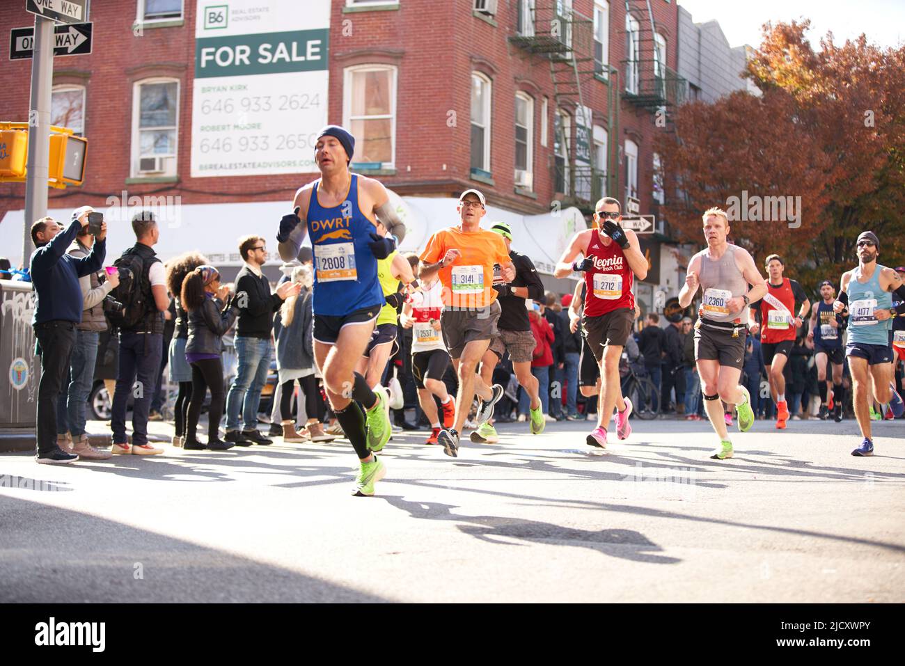 Brooklyn, New York, USA - Novembre 3. 2019: Maratona runner a Brooklyn, persone che si acclamano sul marciapiede al passaggio runner Foto Stock
