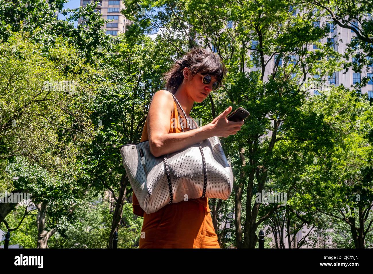 I visitatori del Madison Square Park di New York si contendono con il calore giovedì 9 giugno 2022. (© Richard B. Levine) Foto Stock