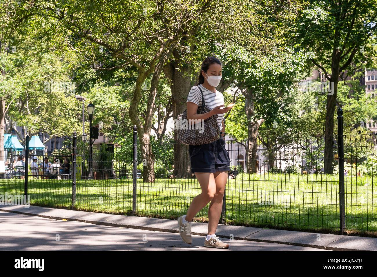 I visitatori del Madison Square Park di New York si contendono con il calore giovedì 9 giugno 2022. (© Richard B. Levine) Foto Stock