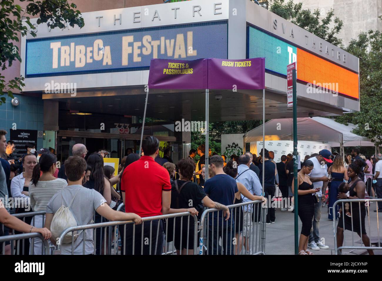 I possessori di biglietti si allineano per partecipare al Tribeca Festival, ex Tribeca Film Festival, al SVA Theatre di Chelsea a New York martedì 14 giugno 2022. (© Richard B. Levine) Foto Stock