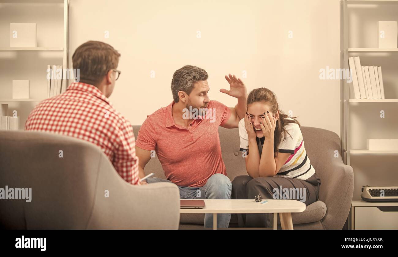 coppia seduta a psicologo risolvere il problema di aggressione, famiglia Foto Stock