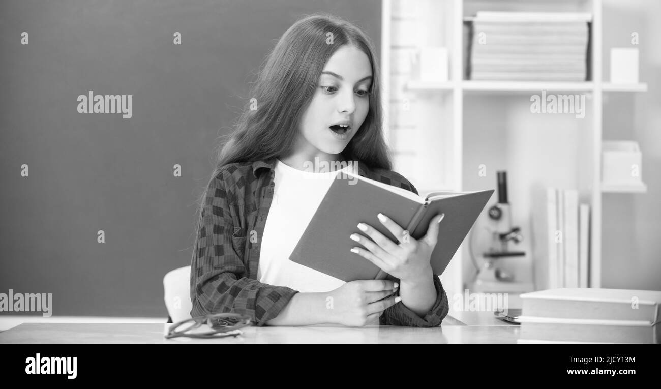 sorpreso studente adolescente. istruzione moderna. scuola superiore. studentessa con copybook. Foto Stock