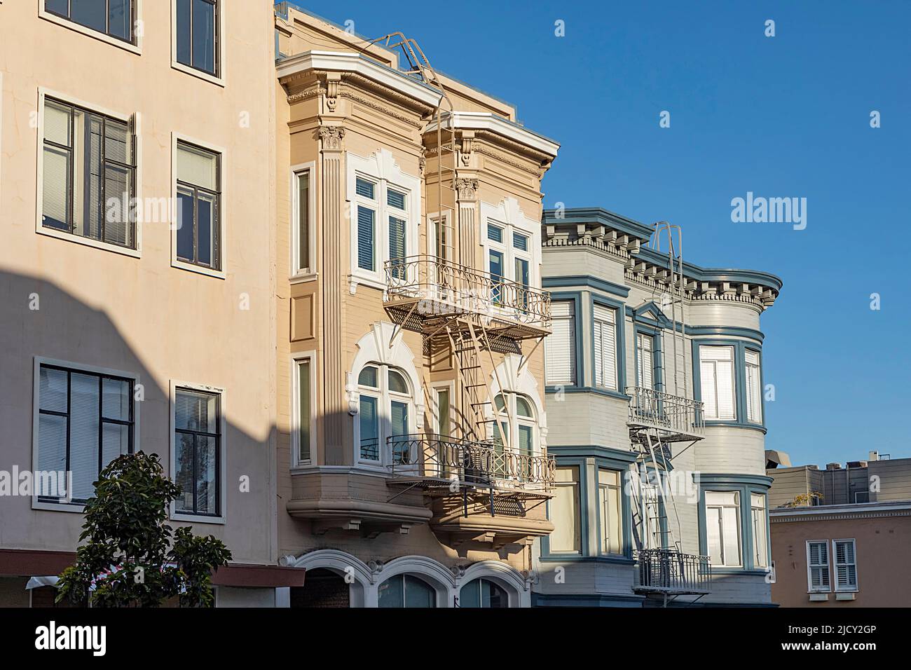 Le case della città vecchia nel centro di San Francisco in luce brillante Foto Stock