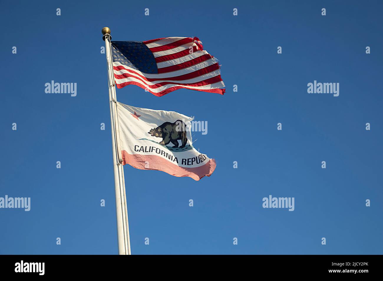 Stelle e strisce e bandiera californiana che sbattono nel vento, USA Foto Stock