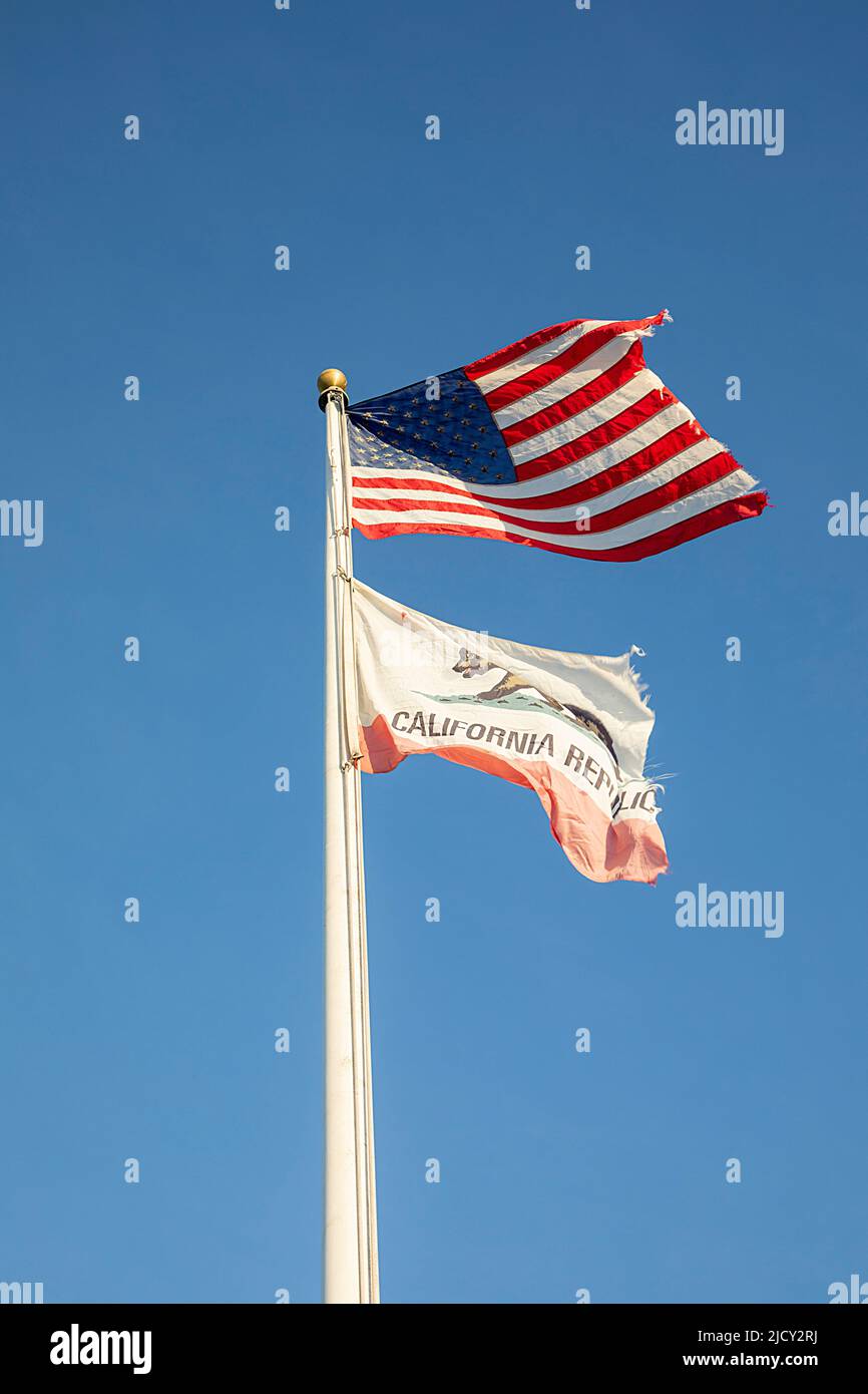 Stelle e strisce e bandiera californiana che sbattono nel vento, USA Foto Stock