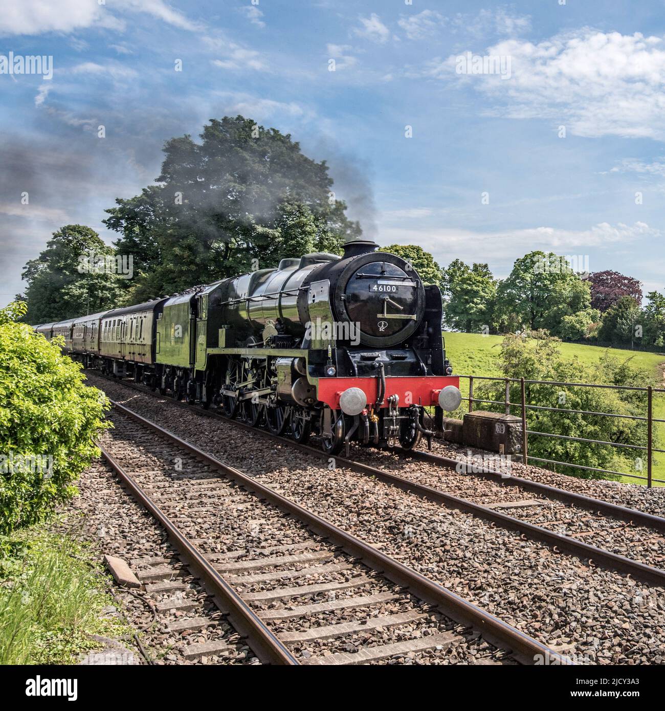 Il treno a vapore Royal Scot sulla Kings Cross per Edimburgo è attivo il 16th giugno 2022, passando per Long Preston, North Yorkshire.Locomotiva Services (TOC) Ltd Foto Stock