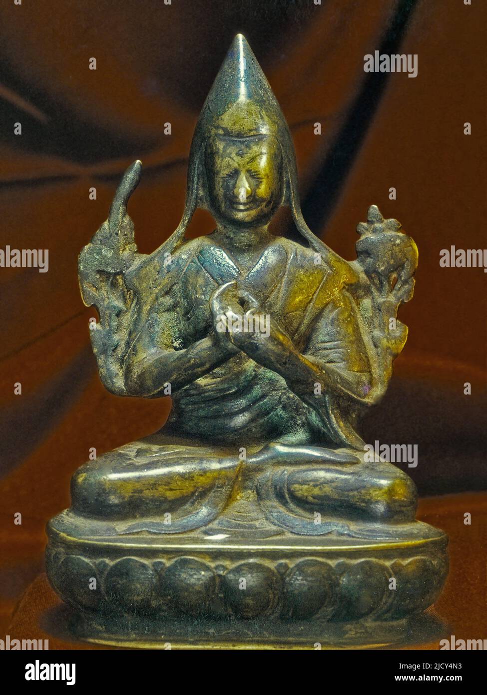 12 Gen 2012 Gialle Hat modo monk Tsongkhapa Tibet Tibetan Dahai lama è la testa di questo studio di statua del gruppo girato Mumbai Maharashtra India Foto Stock