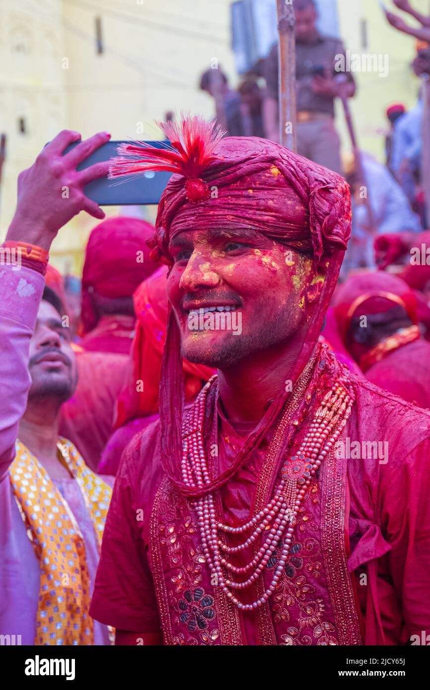 Barsana, India - Marzo 2022: Ritratto sul popolo indiano con il colore sul volto per celebrare il festival colorato holi per le strade di barsana. Foto Stock