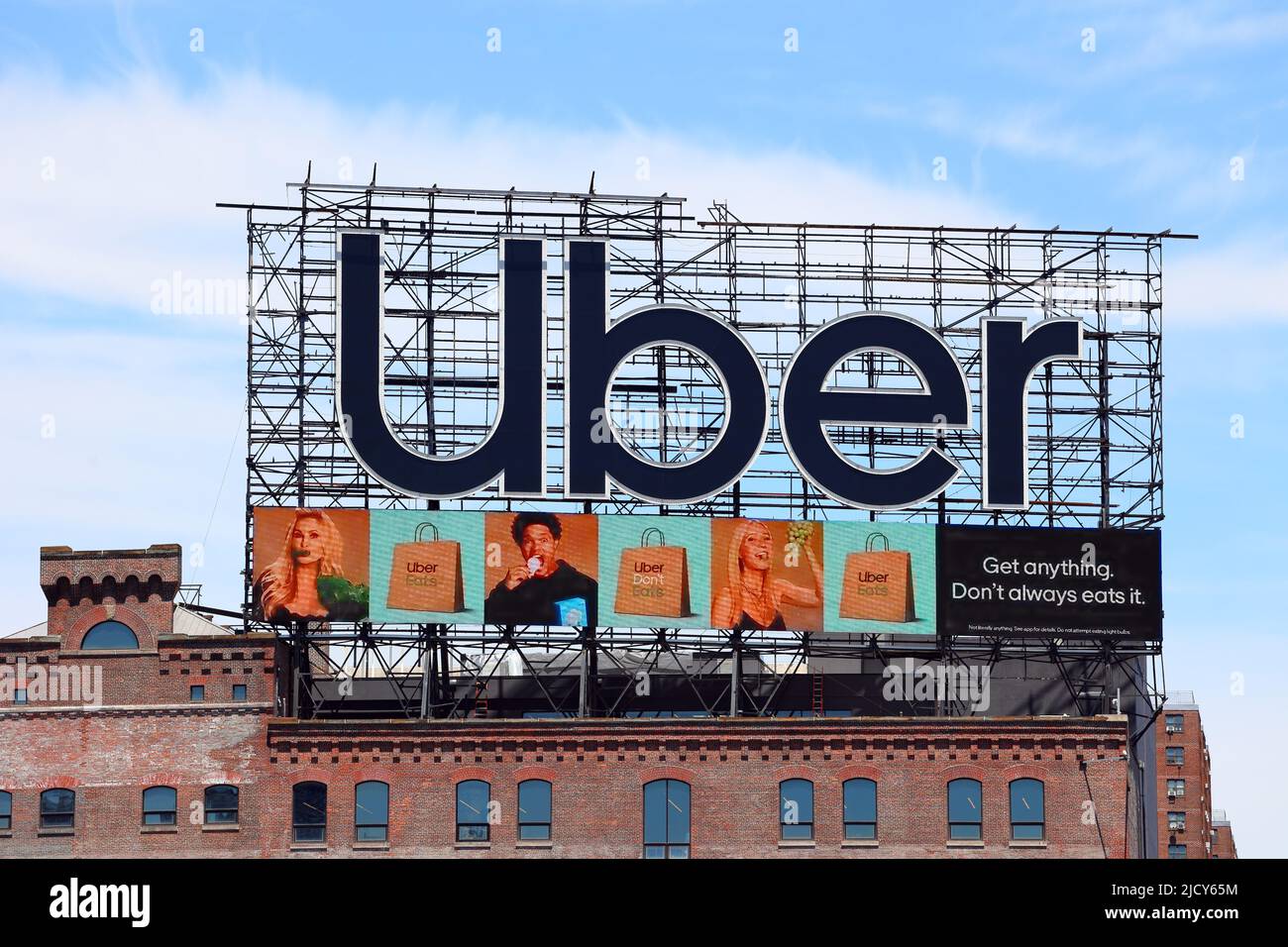 Un grande cartellone pubblicitario di Uber Technologies in cima al Bruckner Building nella sezione Mott Haven del Bronx, New York. Foto Stock