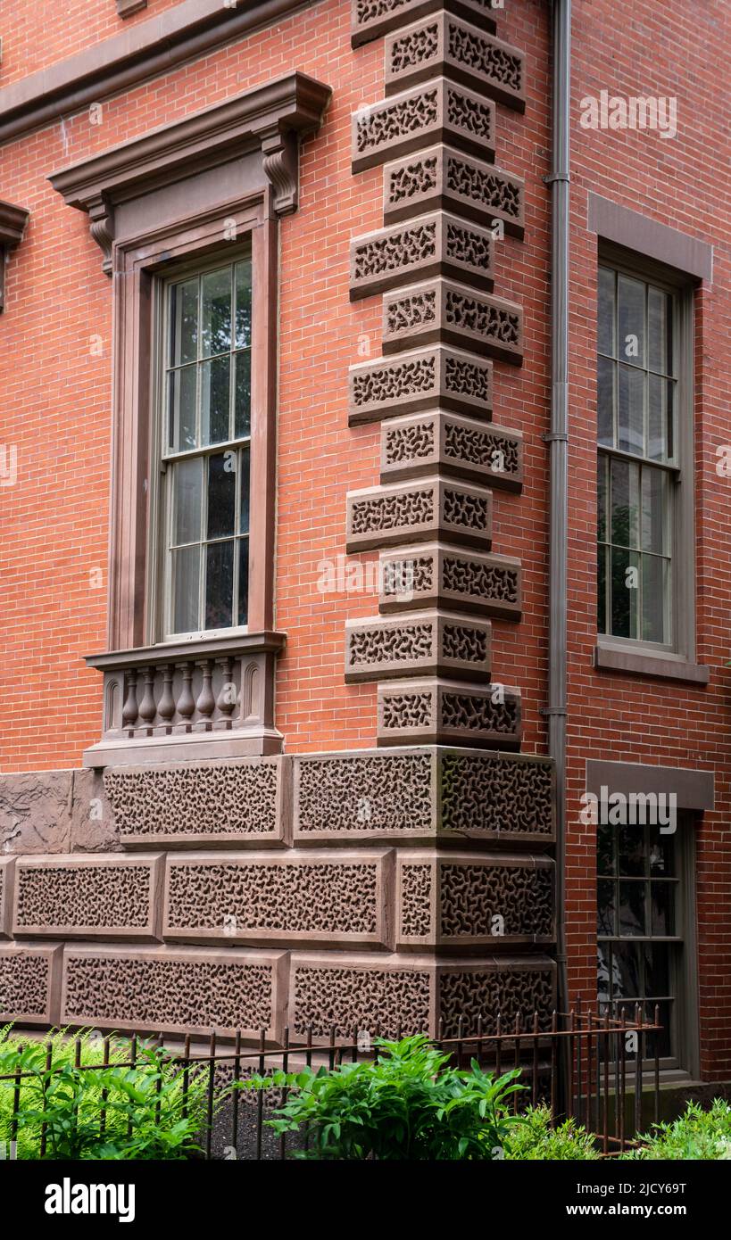 Primo piano di piastrelle in terracotta su un edificio storico Foto Stock