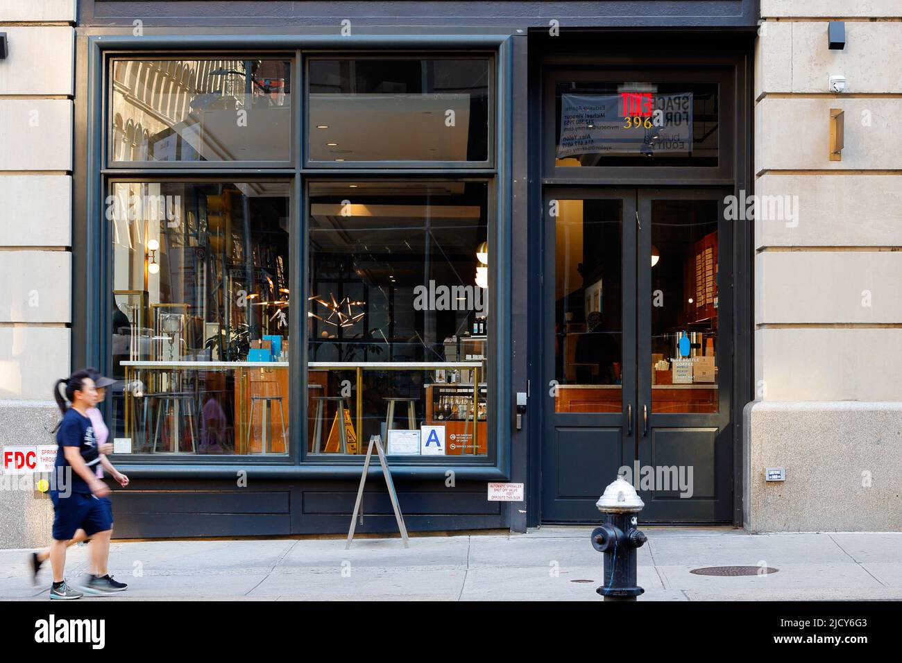 Blue Bottle Coffee, 396 Broadway, New York, NYC foto di una catena di caffetterie nel quartiere Tribeca di Manhattan. Foto Stock