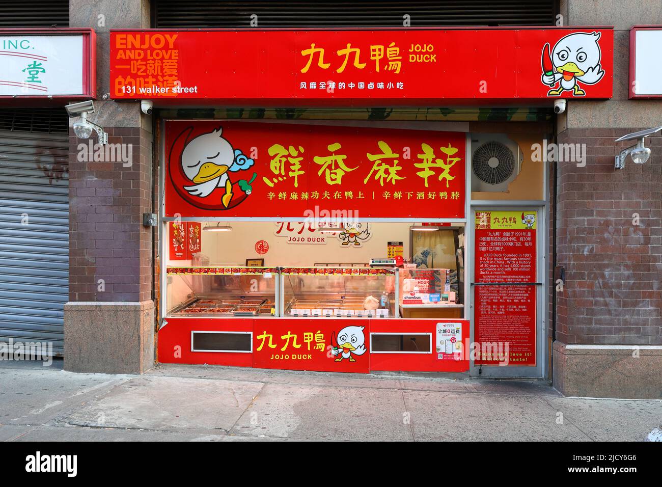 JoJo Duck 九九鴨, 131 Walker St, New York, New York. Di fronte ad un negozio di snack cinese stufato a Manhattan Chinatown. Foto Stock