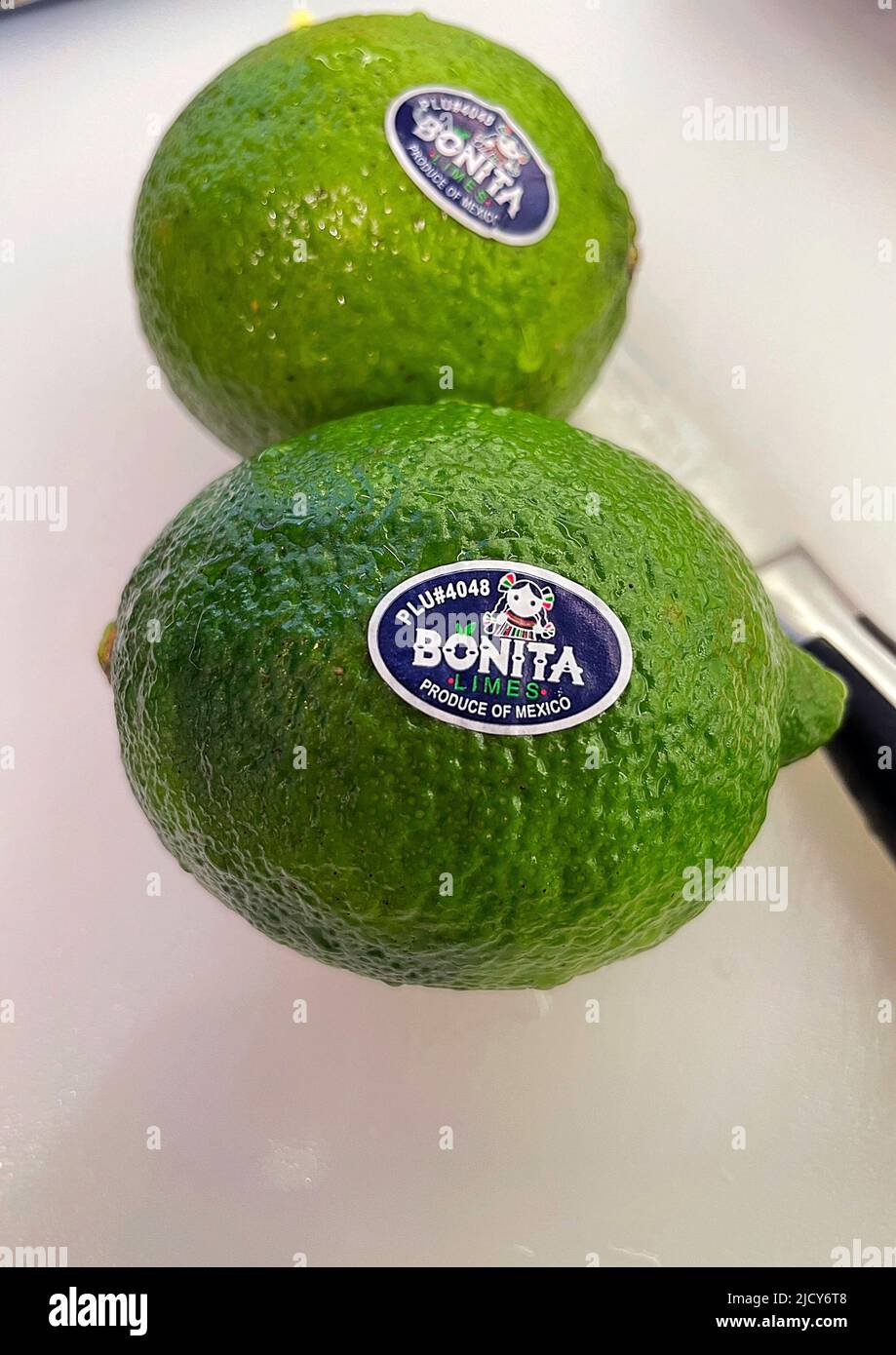 Due Bonita Brand Limes su aCutting Board, USA, 2022 Foto Stock