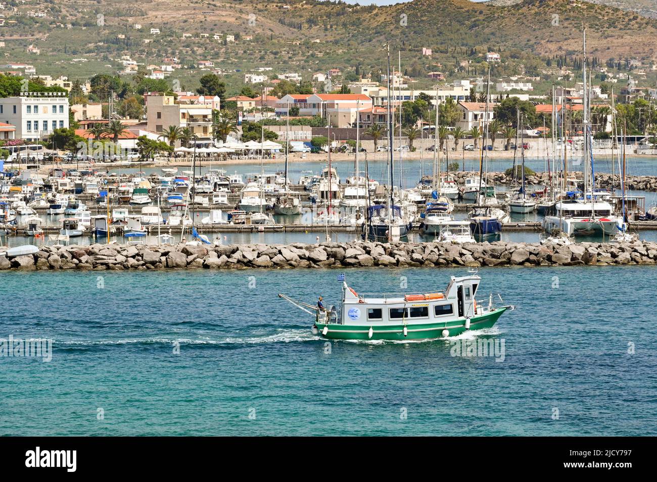 AEGINA, Grecia, - maggio 2022: Piccolo traghetto passeggeri che lascia il porto della città Foto Stock